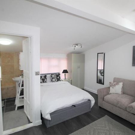 Studio 2 Min Walk To Upton Park Station 伦敦 外观 照片