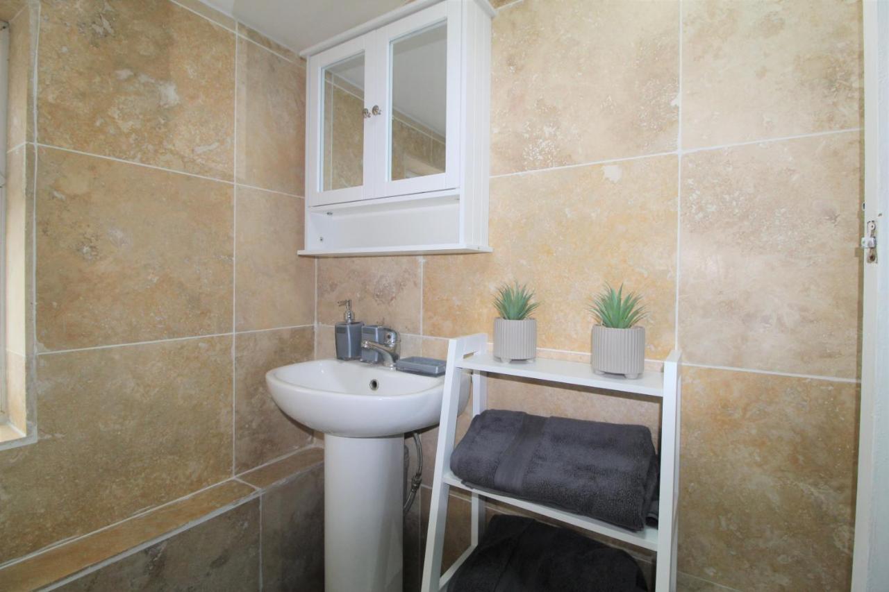 Studio 2 Min Walk To Upton Park Station 伦敦 外观 照片
