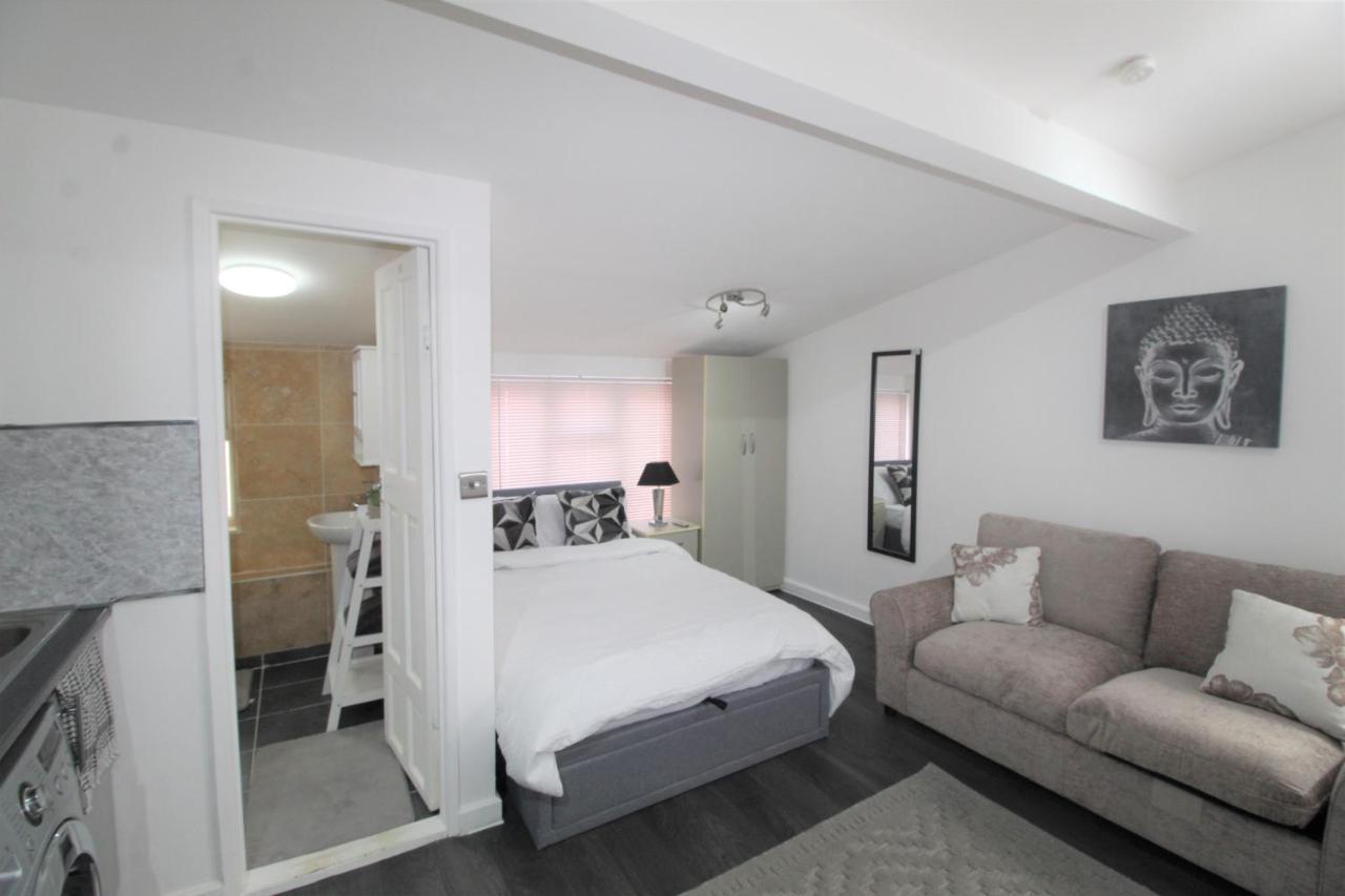 Studio 2 Min Walk To Upton Park Station 伦敦 外观 照片