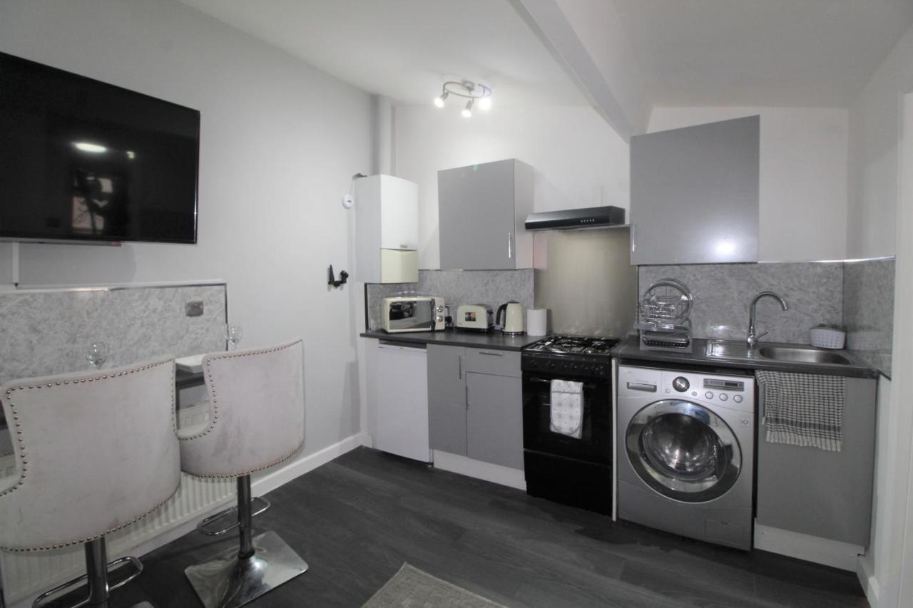 Studio 2 Min Walk To Upton Park Station 伦敦 外观 照片